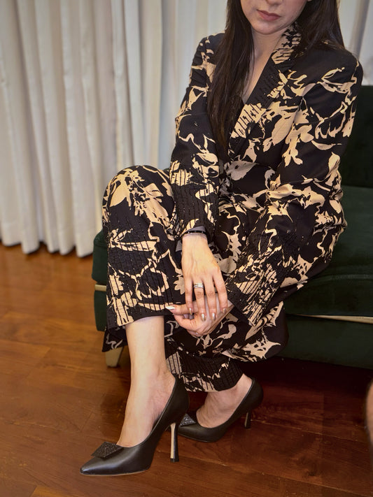 Exude chic femininity in this striking black and pale gold ensemble. A bold, botanical silhouette print creates captivating contrast across this elegant three-piece set.

Designed with graceful lines and modern sophistication, it's perfect for making a refined statement day or night.